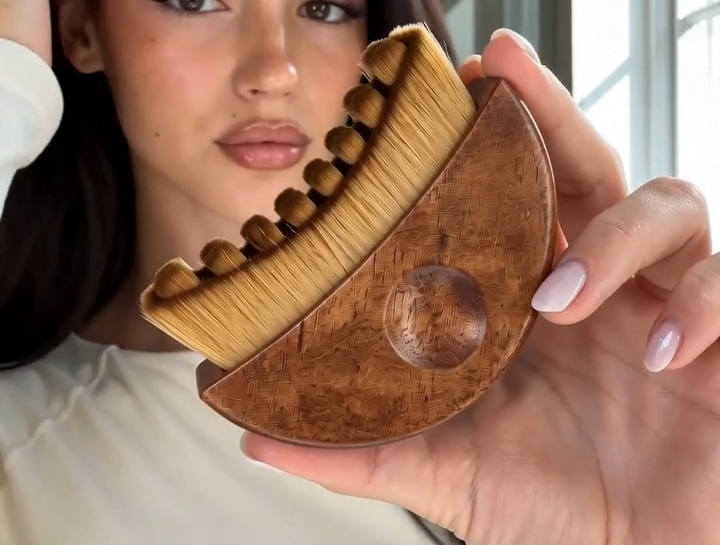 Close-up of the Velynie brush's ultra-soft contoured bristles