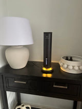 Diffuseur noir sur un meuble d’entrée
