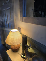 Diffuseur noir posé près d’une lampe