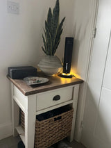 Diffuseur noir sur une table d’appoint