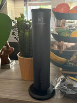 Diffuseur noir sur une table