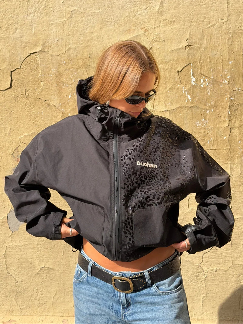 Veste noire portée de trois quarts