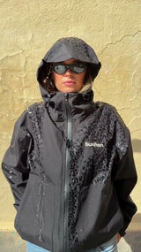 Veste noire portée avec la capuche