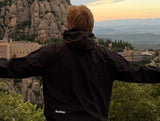 Veste noire vue de dos en montagne