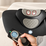 Surfaces de contact du masseur cervical et télécommande en main
