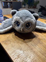 Hibou gris posé sur une table